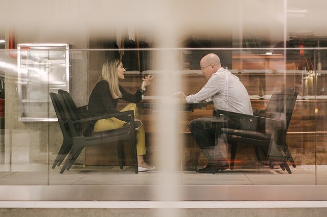 man-and-woman-sitting-on-black-wooden-chairs-2379944 (1) como se dice dates en español video miniatura